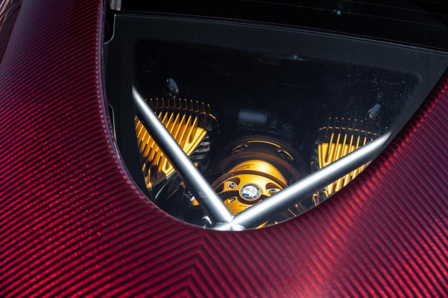 Моторный отсек Pagani Huayra Red Carbon 2014 года  (фото 26 из 26)